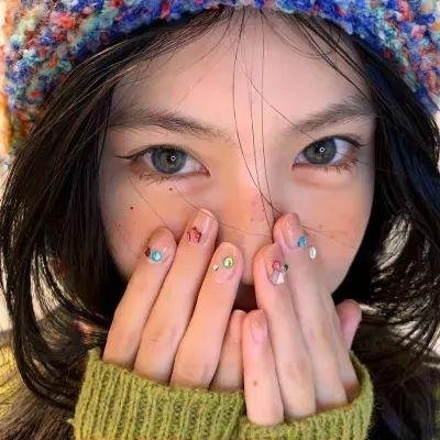 海边陌生人结伴寻求心灵归处